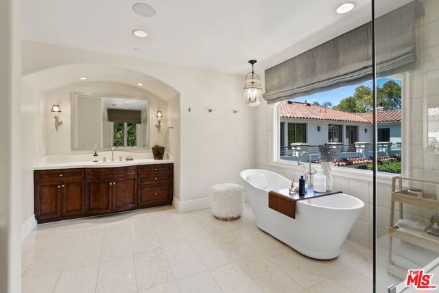 23593 Park South Street, Calabasas CA: https://media.crmls.org/mediaz/54679cda-18b8-4b12-aace-abc875a423e2.jpg