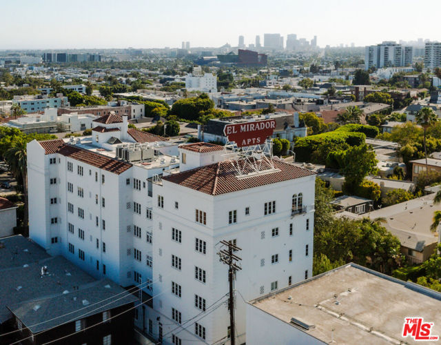 1302 Sweetzer Avenue, West Hollywood CA: https://media.crmls.org/mediaz/5467ac51-39af-48ae-aa3f-9b4b664d9ec4.jpg