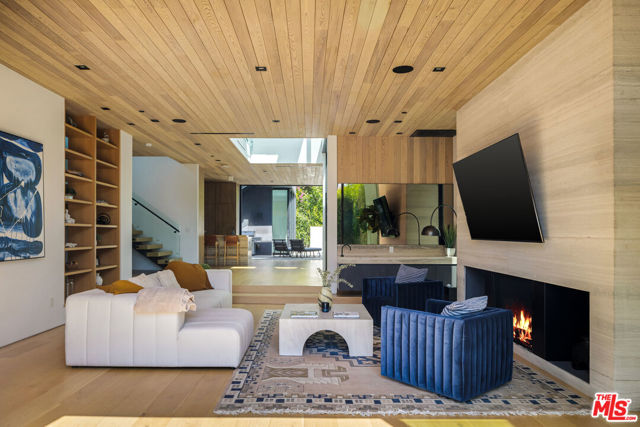 952 N Laurel Avenue, Los Angeles CA: https://media.crmls.org/mediaz/54685872-3eb3-493f-8c1a-ae609ff706cc.jpg