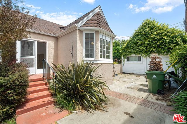 2558 Kelton Avenue, Los Angeles CA: https://media.crmls.org/mediaz/546866a0-39f1-4f81-a413-6d5d6773609e.jpg