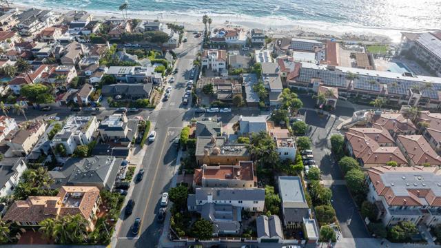 418 Marine St, La Jolla CA: https://media.crmls.org/mediaz/5468d376-f11a-417e-bbfb-887121245476.jpg