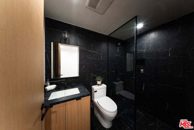 10352 Riverside Drive, Toluca Lake CA: https://media.crmls.org/mediaz/5468e703-3ca4-4351-ad0d-0e8f66833428.jpg