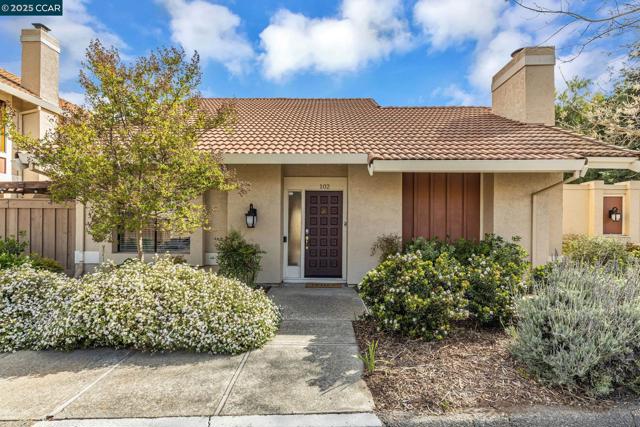 102 Northcreek Cir, Walnut Creek CA: https://media.crmls.org/mediaz/546905ba-421a-45c7-ab97-0d6b697b9dbd.jpg