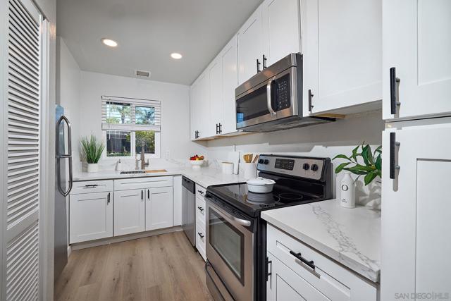 800 Encinitas Blvd, Encinitas CA: https://media.crmls.org/mediaz/5469921c-26dc-4d6b-8e0d-699436eac39e.jpg
