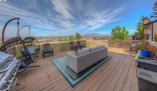 2617 Star Tree Ct, Martinez CA: https://media.crmls.org/mediaz/5469f356-c0f8-4c93-aaa7-9362fac84a29.jpg