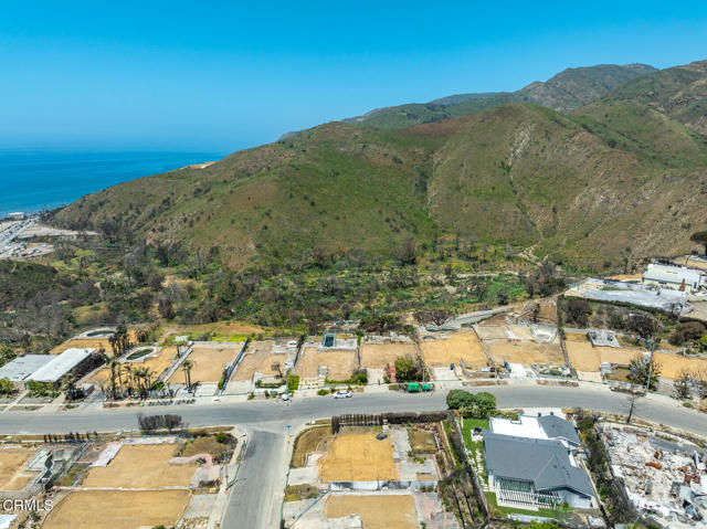 18449 Kingsport Drive, Malibu CA: https://media.crmls.org/mediaz/546a3d87-29f2-46bd-a55b-1dc584197119.jpg