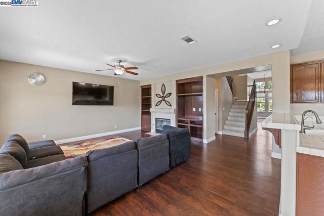 907 MAGGIORE LANE, Manteca CA: https://media.crmls.org/mediaz/546aae2c-cd2b-49b0-a44a-fdad0691c8ae.jpg