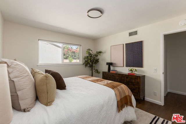 18515 Chatsworth Street photo 15