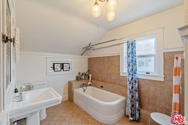 1654 5th Avenue, Los Angeles CA: https://media.crmls.org/mediaz/546eb808-3bab-4a78-95bc-4c22d90ab55f.jpg