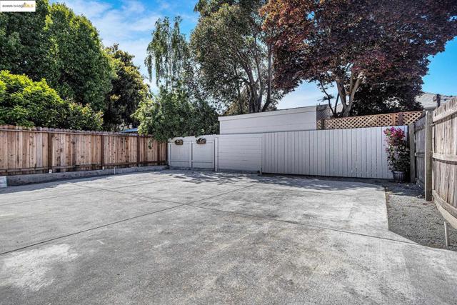 879 45Th St, Oakland CA: https://media.crmls.org/mediaz/546eef76-1ac3-4ec9-be6d-f521c049691f.jpg
