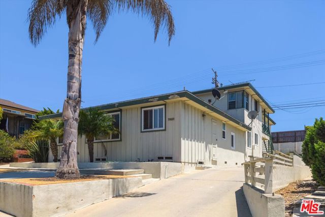7852 Flight, Los Angeles CA: https://media.crmls.org/mediaz/546f1485-1dc0-47b2-b5ab-c4a4da3f8613.jpg