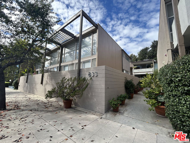 Drew Fenton | 833 Moraga Drive Los Angeles CA | MLS: 7495702