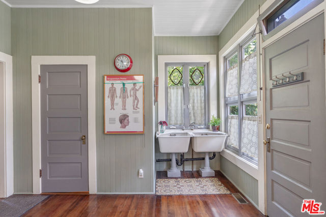 1049 Elden Avenue, Los Angeles CA: https://media.crmls.org/mediaz/546ff72b-62b8-4958-b917-14243a2cc454.jpg