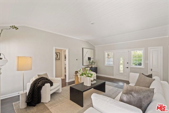 560 N Croft Avenue, West Hollywood CA: https://media.crmls.org/mediaz/5470c631-0721-489d-aa35-aa2b49d2d0c9.jpg