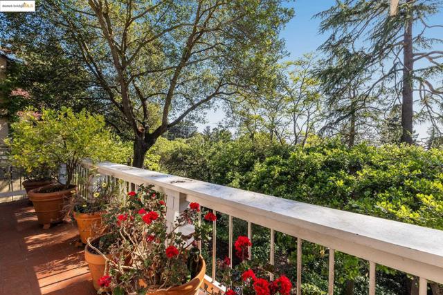 2671 Shasta Rd, Berkeley CA: https://media.crmls.org/mediaz/5470f3a2-246c-483f-8901-5c29f768ecab.jpg