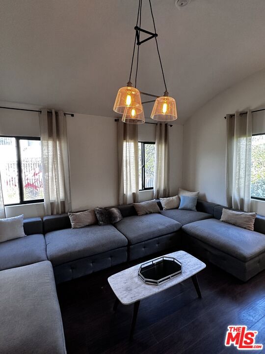 643 N Vista St, Los Angeles CA: https://media.crmls.org/mediaz/5471118d-5657-4688-b166-be3fd5b4b922.jpg