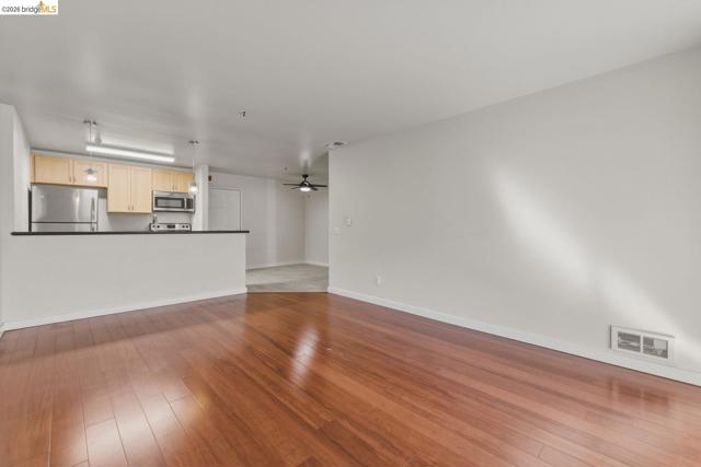 6400 Christie Ave, Emeryville CA: https://media.crmls.org/mediaz/5471e654-dc7a-412c-94b1-9d5adf774b0b.jpg