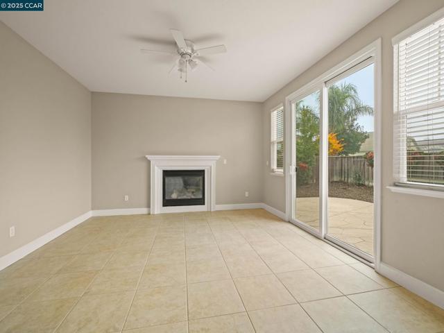 929 Painted Shore Court, Oakley CA: https://media.crmls.org/mediaz/54732af9-dc82-4c0d-8a76-83a621da307f.jpg