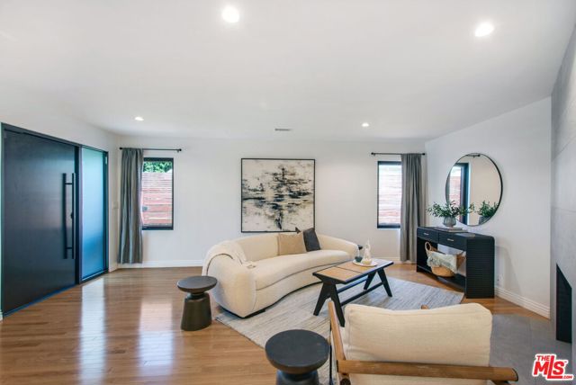 3558 S Muirfield Road, Los Angeles CA: https://media.crmls.org/mediaz/5473465f-04b9-4125-9eae-27be8acf8904.jpg