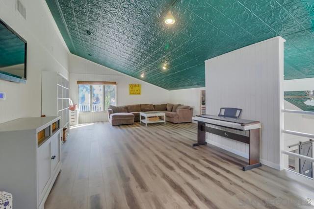9740 Nutby Ln, Escondido CA: https://media.crmls.org/mediaz/5473fdbe-48b1-4316-abf8-5bbc145563cc.jpg
