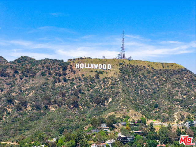 3865 Buena Park Drive, Studio City CA: https://media.crmls.org/mediaz/54742ceb-6c33-4171-a20e-ff259c13b61d.jpg
