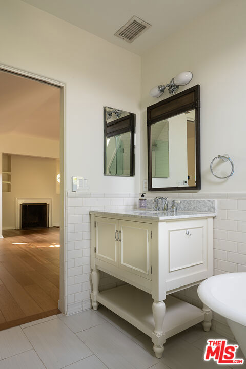 3756 Effingham Place, Los Angeles CA: https://media.crmls.org/mediaz/547469c5-3090-4dee-861a-c83893ec2987.jpg