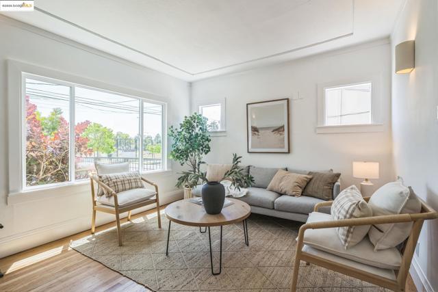 1515 Derby St, Berkeley CA: https://media.crmls.org/mediaz/5474ad61-3f55-40d5-b38a-03d8be92e77d.jpg