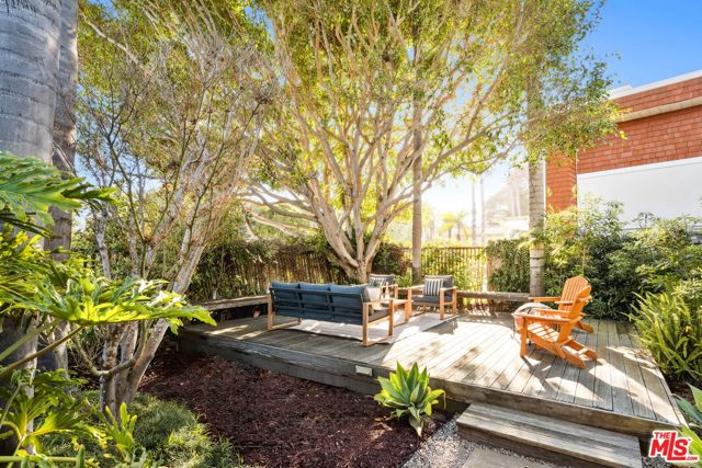 8105 Buena Fortuna Street, Carpinteria CA: https://media.crmls.org/mediaz/54755200-8faf-4dab-9795-287df160aaba.jpg
