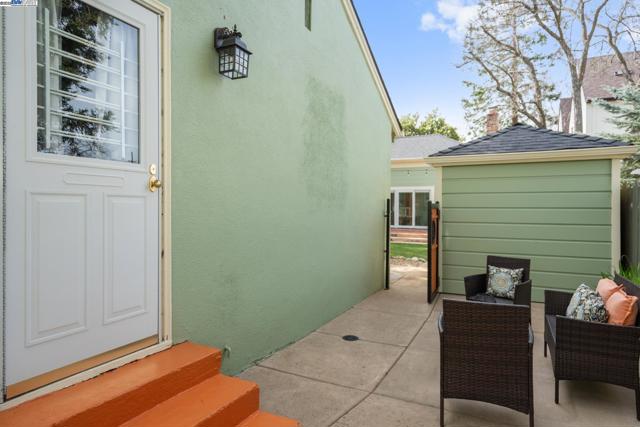 690 S K St, Livermore CA: https://media.crmls.org/mediaz/5475b652-6951-4372-959f-df32e5da7740.jpg
