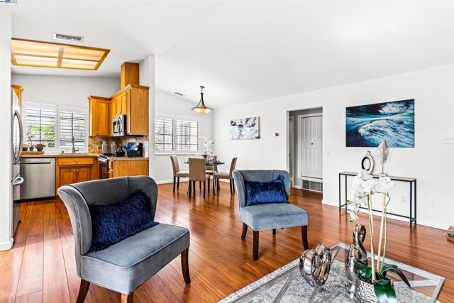 129 Ray St, Pleasanton CA: https://media.crmls.org/mediaz/5476d223-d48e-4822-8f2b-57ad922c148d.jpg