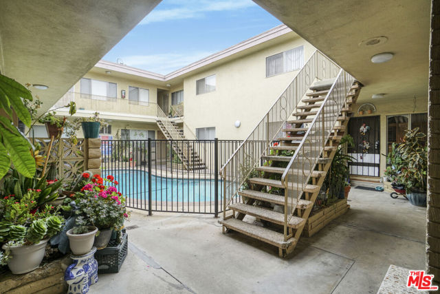 2038 S Holt Avenue, Los Angeles CA: https://media.crmls.org/mediaz/5478e633-e7eb-4fb3-9db9-8c92dc1aa20c.jpg