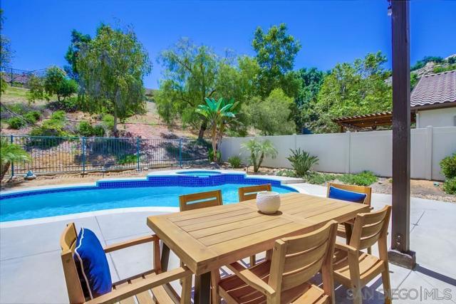 3207 Meadow Side Pl, Escondido CA: https://media.crmls.org/mediaz/547a8473-874f-46ed-8bbc-225dc8e31da6.jpg