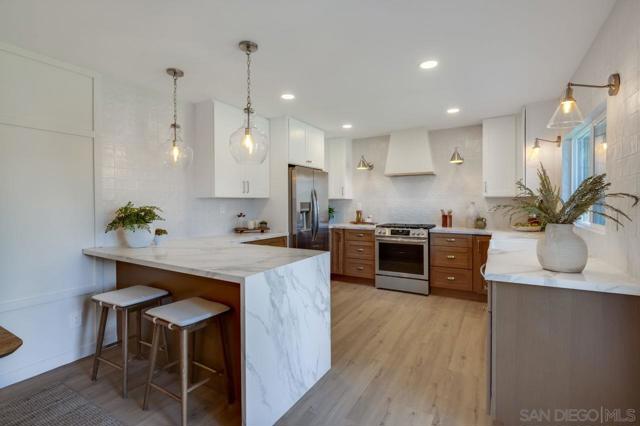 11384 Almazon St, San Diego CA: https://media.crmls.org/mediaz/547aa277-e43c-44ef-9512-663f44be54ba.jpg