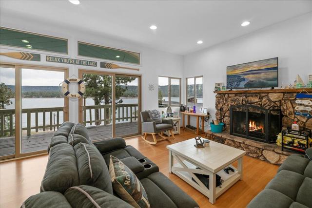 38634 N Shore Drive, Fawnskin CA: https://media.crmls.org/mediaz/547abf4e-ab51-4f55-9b3a-621b495fcdc2.jpg