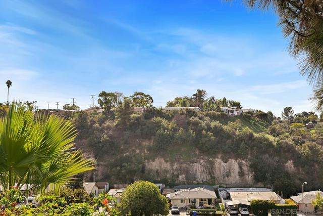 6371 Celia Vista Dr, San Diego CA: https://media.crmls.org/mediaz/547c93b4-1be9-4cd0-bba0-fbf427f65ee2.jpg