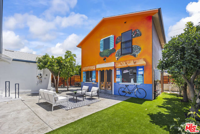 17660 Martha Street, Encino CA: https://media.crmls.org/mediaz/547dabee-3d77-491f-a3f0-0307e0ce2aa9.jpg