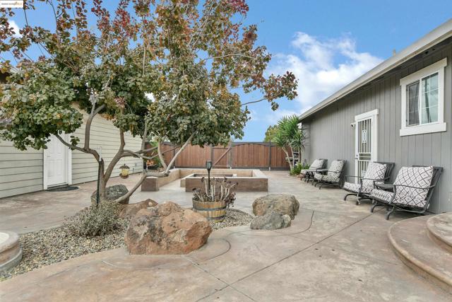 4828 Sellers Ave, Brentwood CA: https://media.crmls.org/mediaz/547f047b-7898-4675-aaad-87ddfd0a7f6c.jpg