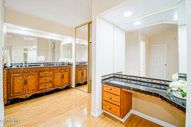 2111 Peak Place, Thousand Oaks CA: https://media.crmls.org/mediaz/547f4419-5f02-4268-b949-b95c7672d5d5.jpg