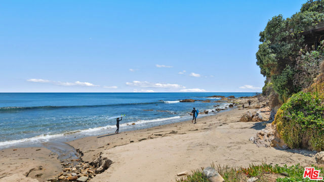 6825 Zumirez Drive, Malibu CA: https://media.crmls.org/mediaz/547f7164-1cc6-4106-9c1b-06b1dbde7be6.jpg