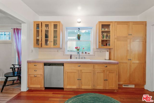 646 N Dillon Street, Los Angeles CA: https://media.crmls.org/mediaz/547fbd54-dbc2-46c5-959a-98332c8345fa.jpg