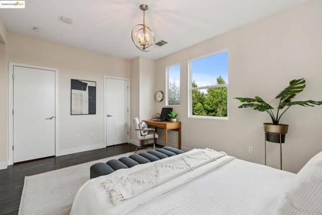 1405 Wood Street, Oakland CA: https://media.crmls.org/mediaz/5480464d-b339-4a35-9403-4374a693fa5d.jpg
