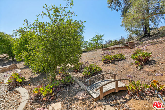 2084 Hopewell Court, Thousand Oaks CA: https://media.crmls.org/mediaz/54805276-d6e5-4af2-9a53-372e9adc9405.jpg