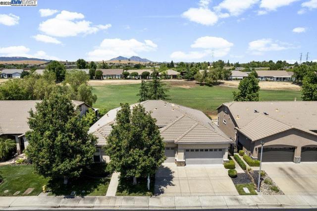1123 Burghley Ln, Brentwood CA: https://media.crmls.org/mediaz/5480d3eb-8688-4b2d-b5c4-bbe89b06d02c.jpg