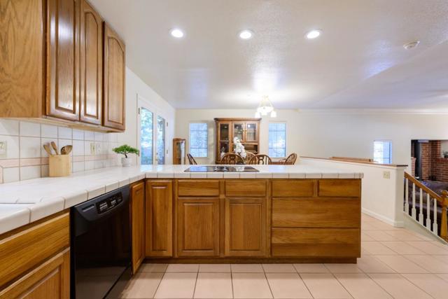 585 Bethany Drive, Scotts Valley CA: https://media.crmls.org/mediaz/5481fd8b-7260-4576-8af9-5e7630bd891b.jpg
