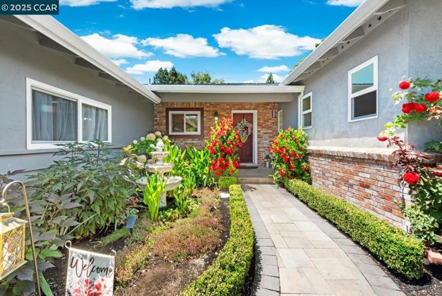 3121 Del Oceano Dr, Lafayette CA: https://media.crmls.org/mediaz/5482a77b-eb93-4bf2-85a7-257939214d15.jpg