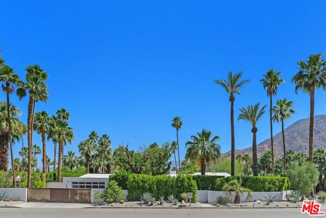 475 W Stevens Road, Palm Springs CA: https://media.crmls.org/mediaz/5483ec82-68a9-4155-9e18-b0543bf7397d.jpg