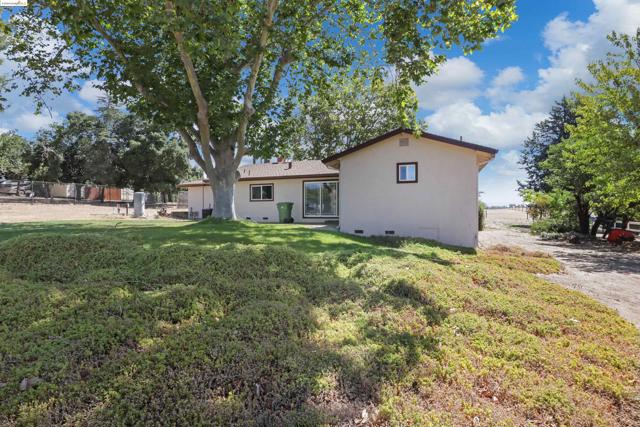 2921 Anderson Ln, Brentwood CA: https://media.crmls.org/mediaz/548543e7-3133-49f2-9ef7-530a24010308.jpg