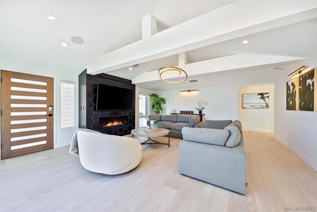 303 Sea Lane, La Jolla CA: https://media.crmls.org/mediaz/5485edd9-ba79-4593-9c5e-90763fa3f635.jpg