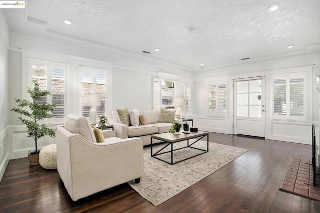 1226 W Elm Street, Stockton CA: https://media.crmls.org/mediaz/54871ff0-cf76-4ff8-b272-767ce91833bc.jpg
