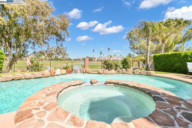 5160 Edgeview Dr, Discovery Bay CA: https://media.crmls.org/mediaz/54873a7c-a893-4ee8-9624-4d863b011b29.jpg